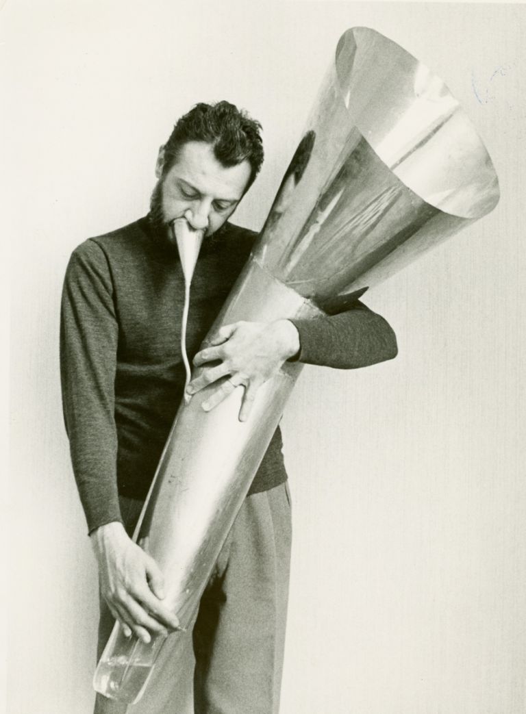 Arrigo Lora Totino e il liquimofono a fiato, 1970, credits Fondazione Bonotto