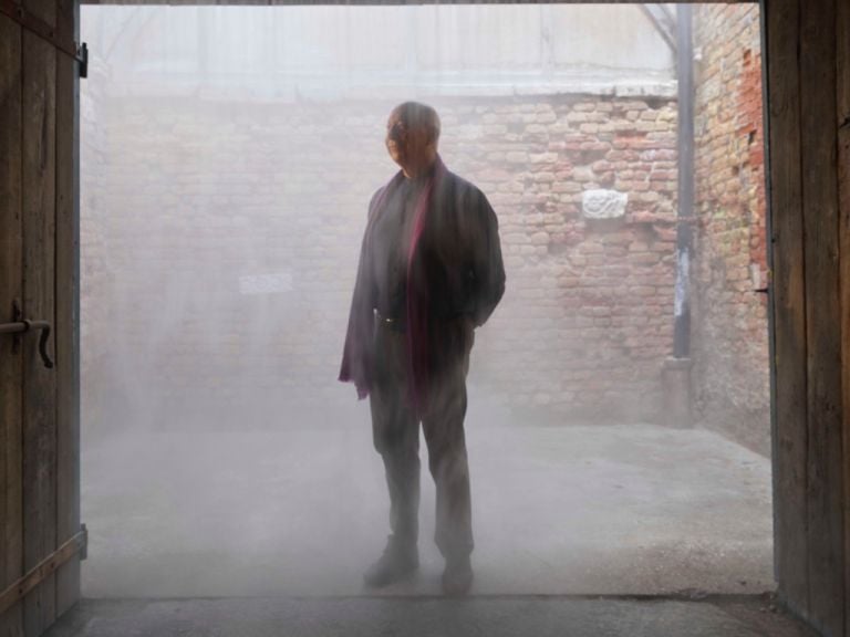 Axel Vervoordt dentro l'opera di Ann Veronica Janssens alla mostra Intuition, Palazzo Fortuny, Venezia 2017. Photo © Jean Pierre Gabriel