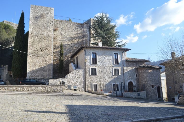 Borgo di Pereto, Piazza Maccafani