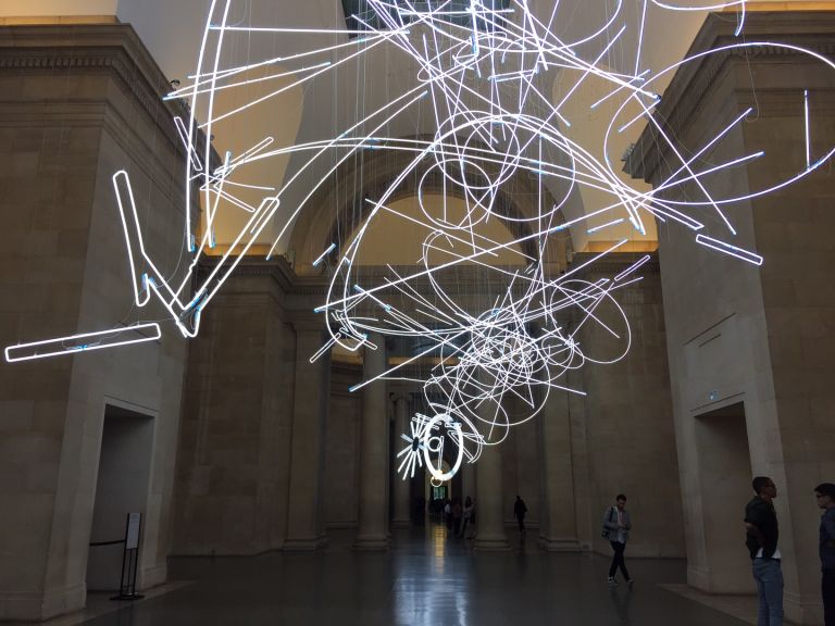 Cerith Wyn Evans, Forms in Space…by Light (in Time). Installation view at Tate Britain, Londra 2017