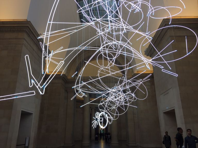 Cerith Wyn Evans, Forms in Space…by Light (in Time). Installation view at Tate Britain, Londra 2017