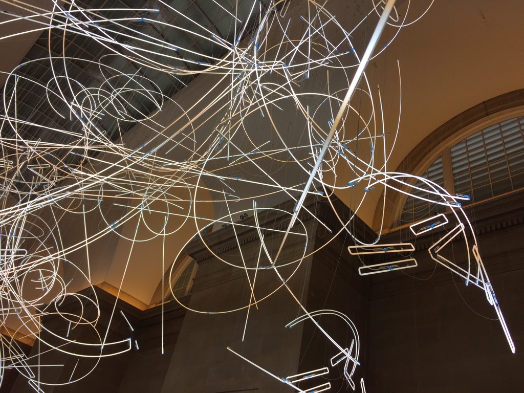Cerith Wyn Evans, Forms in Space…by Light (in Time). Installation view at Tate Britain, Londra 2017