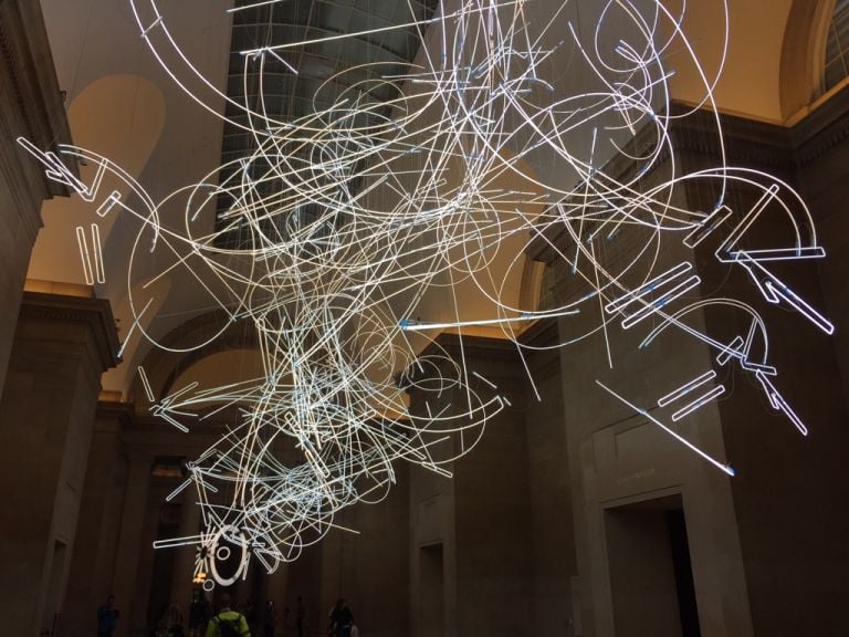 Cerith Wyn Evans, Forms in Space…by Light (in Time). Installation view at Tate Britain, Londra 2017