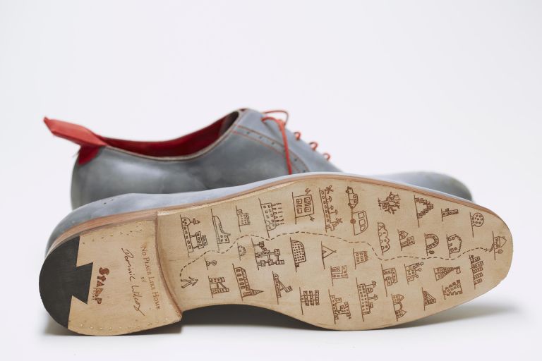 Dominic Wilcox e le scarpe con la strada di casa impressa sulla suola