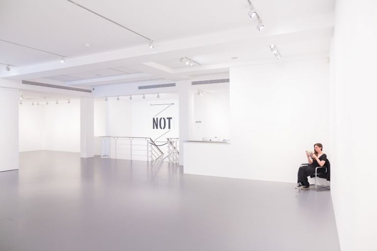 Lo spazio di Nahmad Projects a Londra durante la mostra I AM NOT di Tino Sehgal