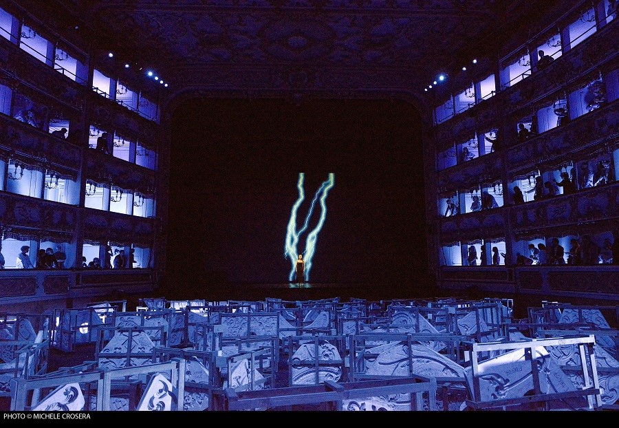 Fabrizio Plessi, Fenix DNA, immagine dell'opening. Venezia, Teatro La Fenice. Ph. Michele Crosera