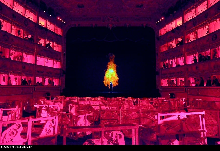Acqua e fuoco. Immagini dallo spettacolo di Fabrizio Plessi al Teatro La Fenice di Venezia