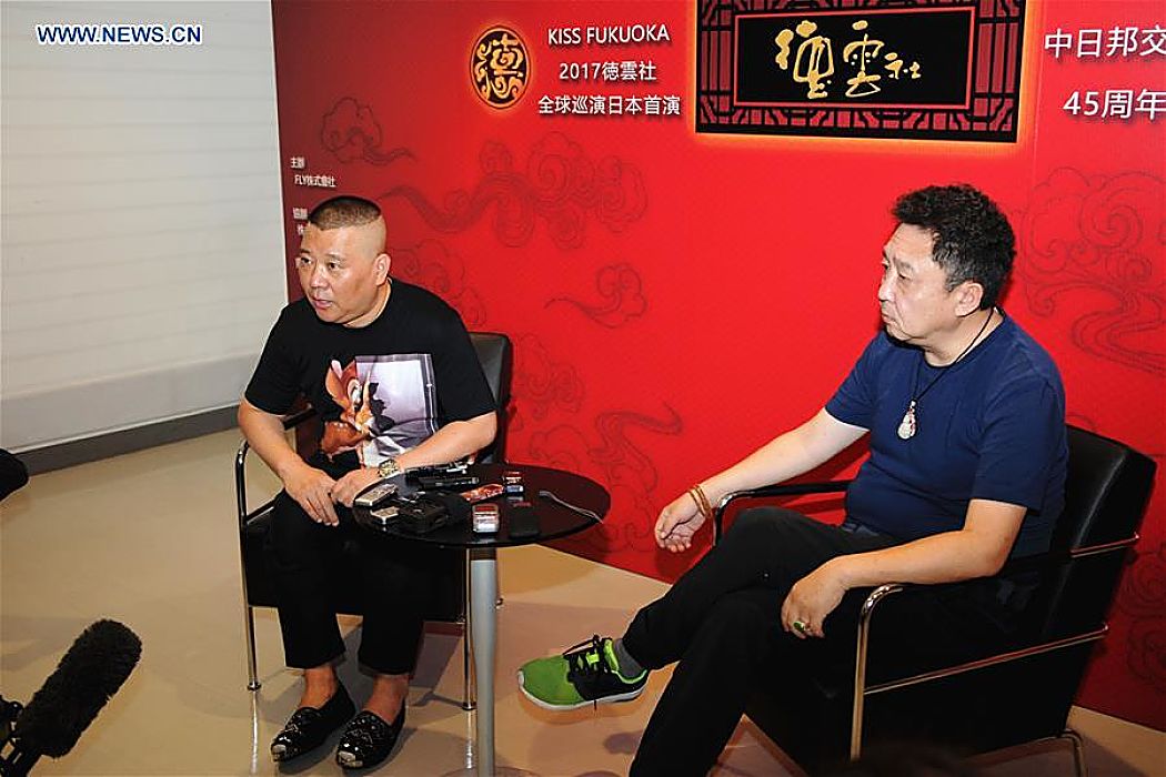 Gli attori Guo Degang (a sin.) e Yu Qian in conferenza stampa. Courtesy News.cn