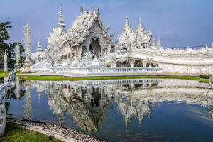 Kitsch buddista per il monumentale Tempio Bianco in Thailandia