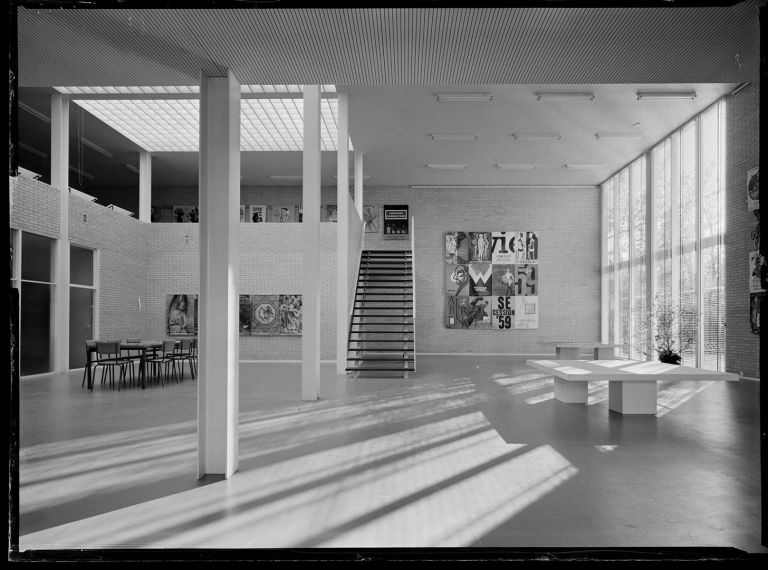 Interior of Rietveld Pavilion Amersfoort photo by Jan Versnel Una retrospettiva celebra l’architetto Gerrit Rietveld a Amersfoort. Per i 100 anni di De Stijl