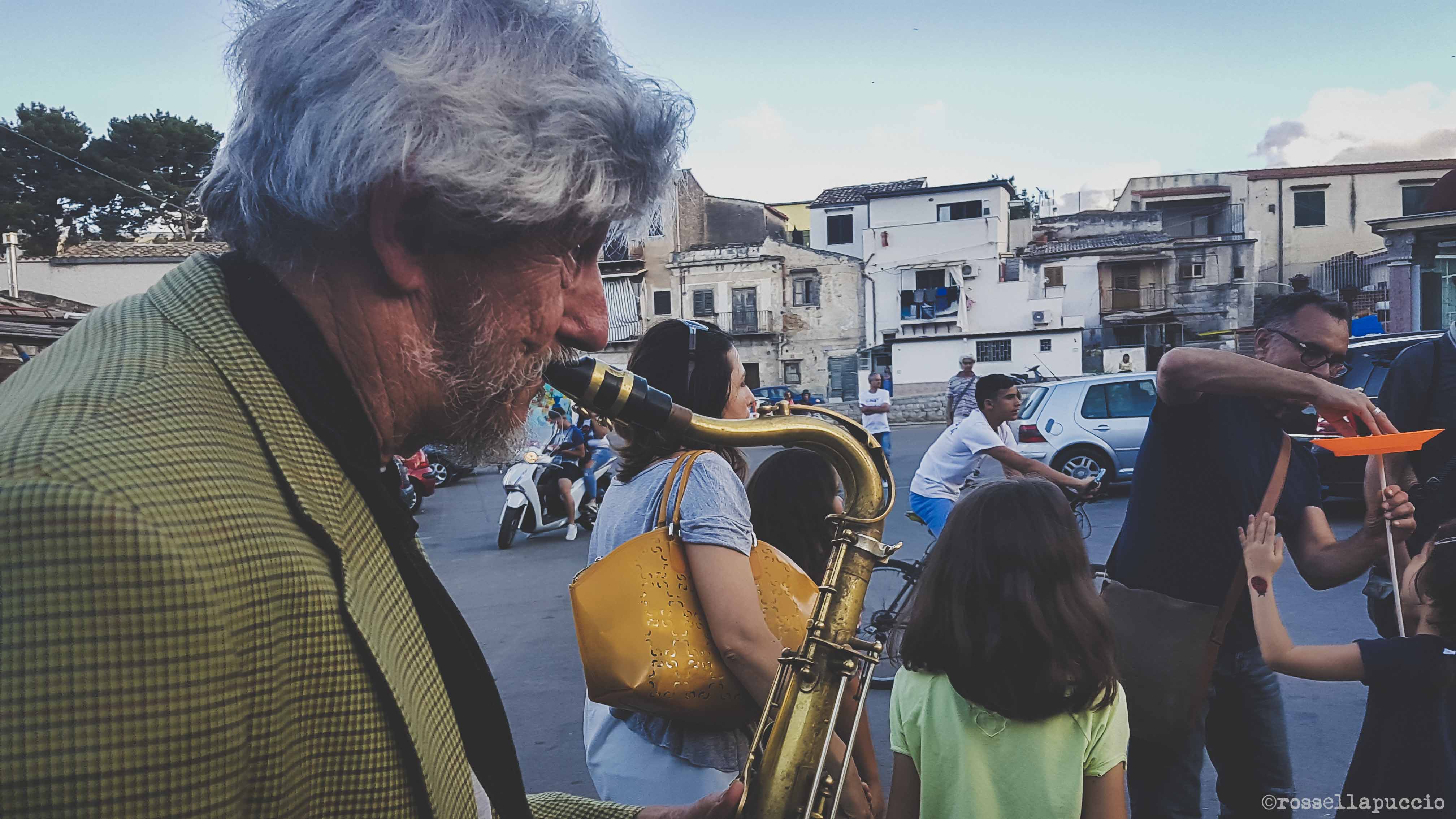 La banda di piccoli circensi si muove intorno al quartiere Danisinni, Palermo, photo Rossella Puccio