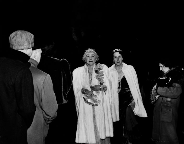 La signora GW Cavanaugh e una amica alla Opera del Metropolitan Weegee International Center of Photography Courtesy Colección M. M. Auer