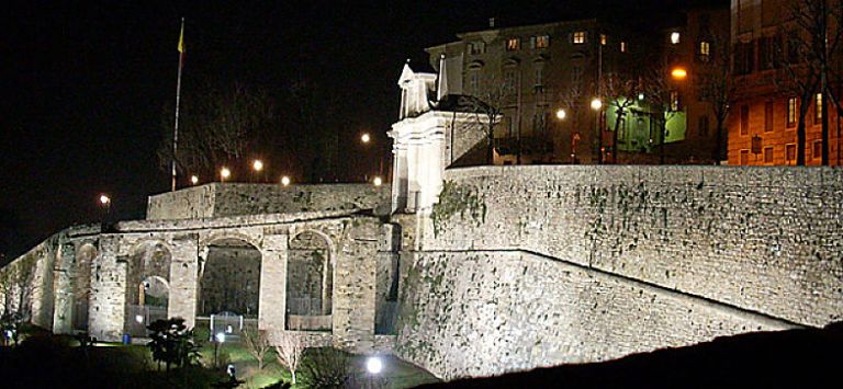Le Mura di Bergamo in notturna