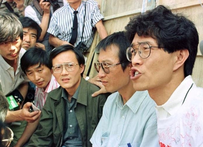 Liu Xiaobo (al centro) in Piazza Tienanmen nel 1989 Ph. Str OldReuters