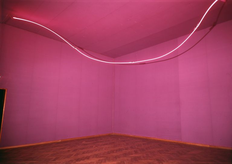 Lucio Fontana, Ambiente spaziale con neon, 1967. Tubo di neon rosso viola. Foto Stedelijk Museum, Amsterdam. © Fondazione Lucio Fontana, Milano