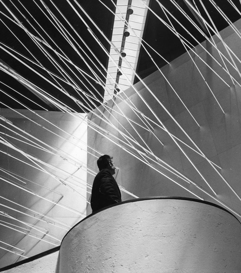 Lucio Fontana Fonti di energia soffitto di neon per “Italia 61” a Torino 1961. Neon sette piani di luce al neon. © Fondazione Lucio FontanaMilano Una mostra sugli “Ambienti” di Lucio Fontana. In arrivo all’Hangar Bicocca di Milano