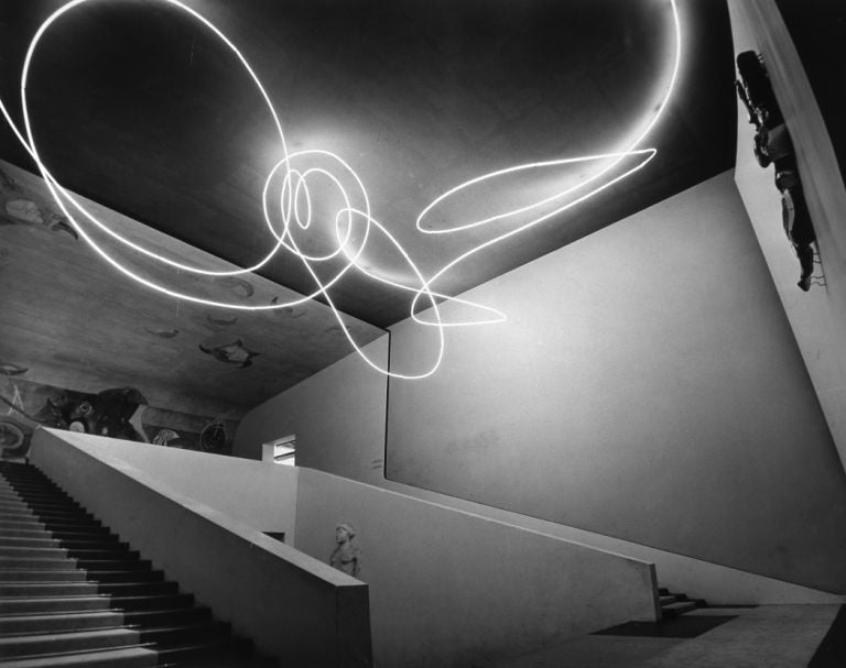 Lucio Fontana, Struttura al neon per la IX Triennale di Milano, 1951. Tubo di cristallo con neon bianco. © Fondazione Lucio Fontana, Milano