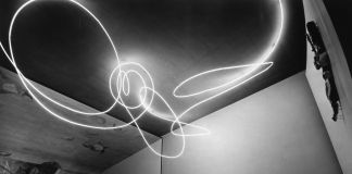 Lucio Fontana, Struttura al neon per la IX Triennale di Milano, 1951. Tubo di cristallo con neon bianco. © Fondazione Lucio Fontana, Milano