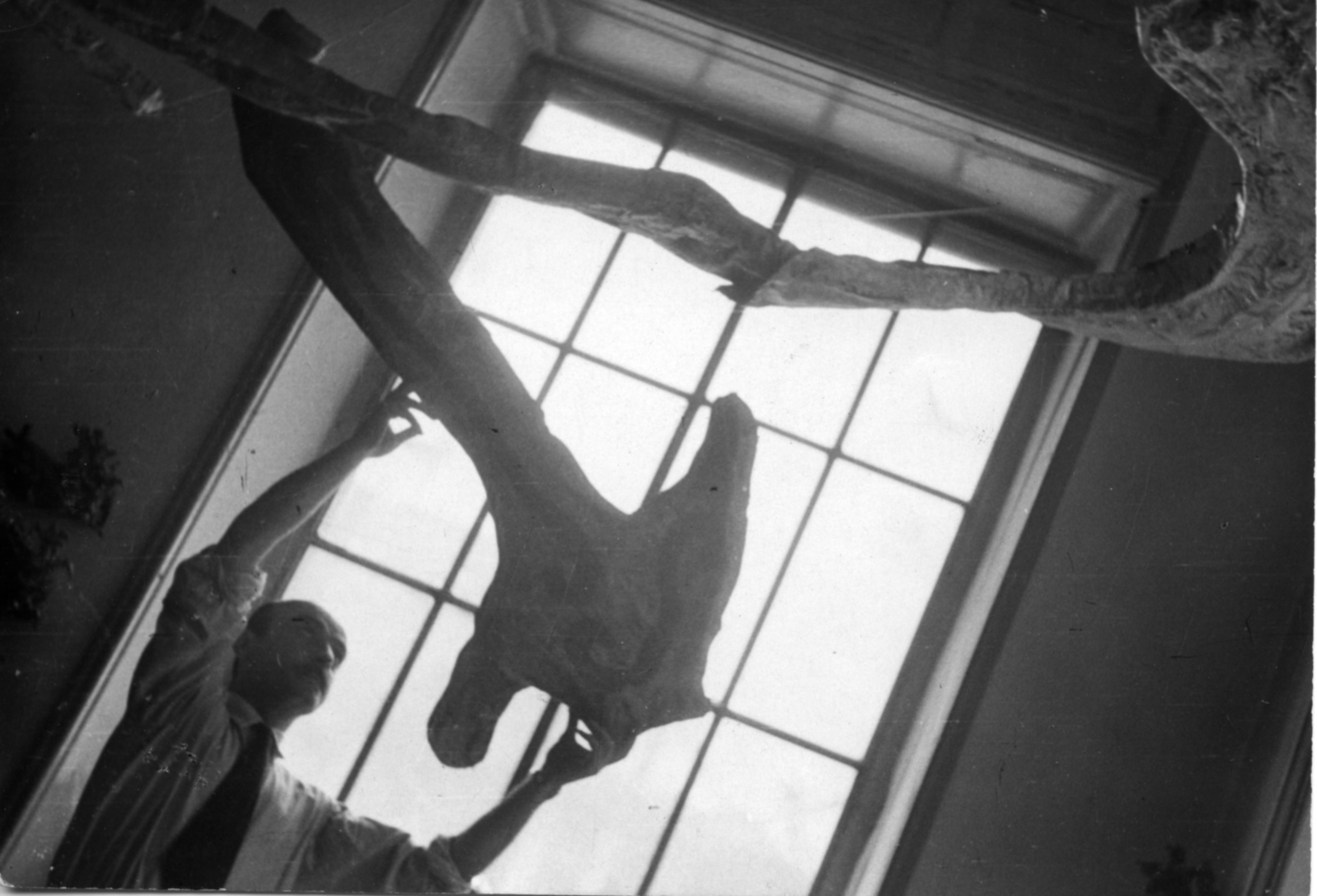 Lucio Fontana lavora ad Ambiente spaziale a luce nera, 1948 1949. © Fondazione Lucio Fontana, Milano