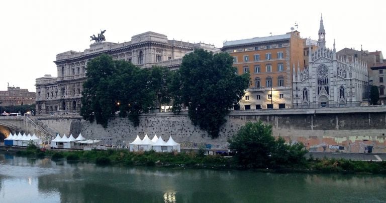 Lungotevere Prati con vista della Chiesa del Sacro Cuore del Supplizio e del “Palazzaccio” (sx)