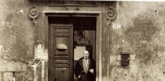 Marcello Mariani all'entrata del suo studio a L'Aquila