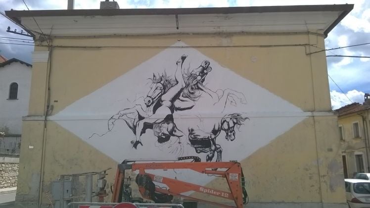 Murales in lavorazione di Luca Zamoc per il festival Borgo Universo, Aielli