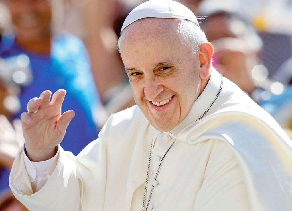 Il Papa visiterà per la prima volta la Biennale di Venezia. E il padiglione della Santa Sede esporrà Cattelan
