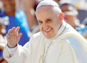 Il Papa visiterà per la prima volta la Biennale di Venezia. E il padiglione della Santa Sede esporrà Cattelan
