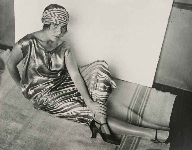 Rodchenko Alexander, Lilya Brik in Golden Dress, 1924, Stampa del 1980 su gelatina d’argento da negativo dell’autore, Collezione privata, ©A.Rodtchenko e V.Stepanova Archiv