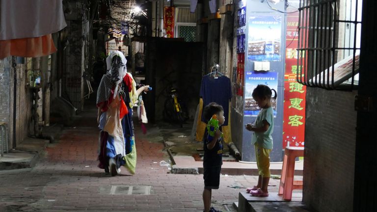 Sabrina Muzi, Wandering Baishizhou, 2017, Handshake 302 di Baishizhou a Shenzhen, Cina