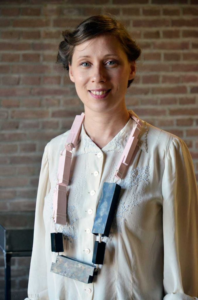 Sara Borgegård Älgå con una delle sue collane