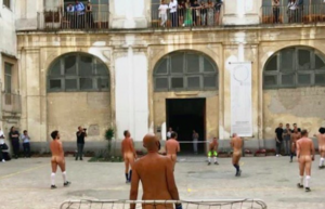 Il tour di Eddie Peake in Italia: 4 performance tra Napoli e Stromboli. E ci scappa l’uomo nudo