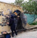 Shamsia a lavoro su un muro di Kabul Graffiti a Kabul. Shamsia Hassani è la prima street artist donna dell’Afghanistan. Un ritratto