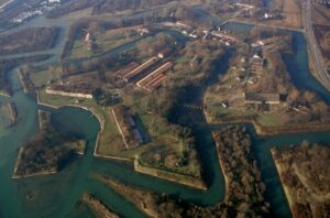 Una mostra di sculture della collezione di Ca’ Pesaro riapre gli spazi di Forte Marghera a Venezia