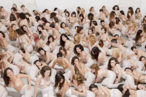 300 donne in collant bianchi al Centro Arti Visive Pescheria di Pesaro. le immagini di iosonopipo