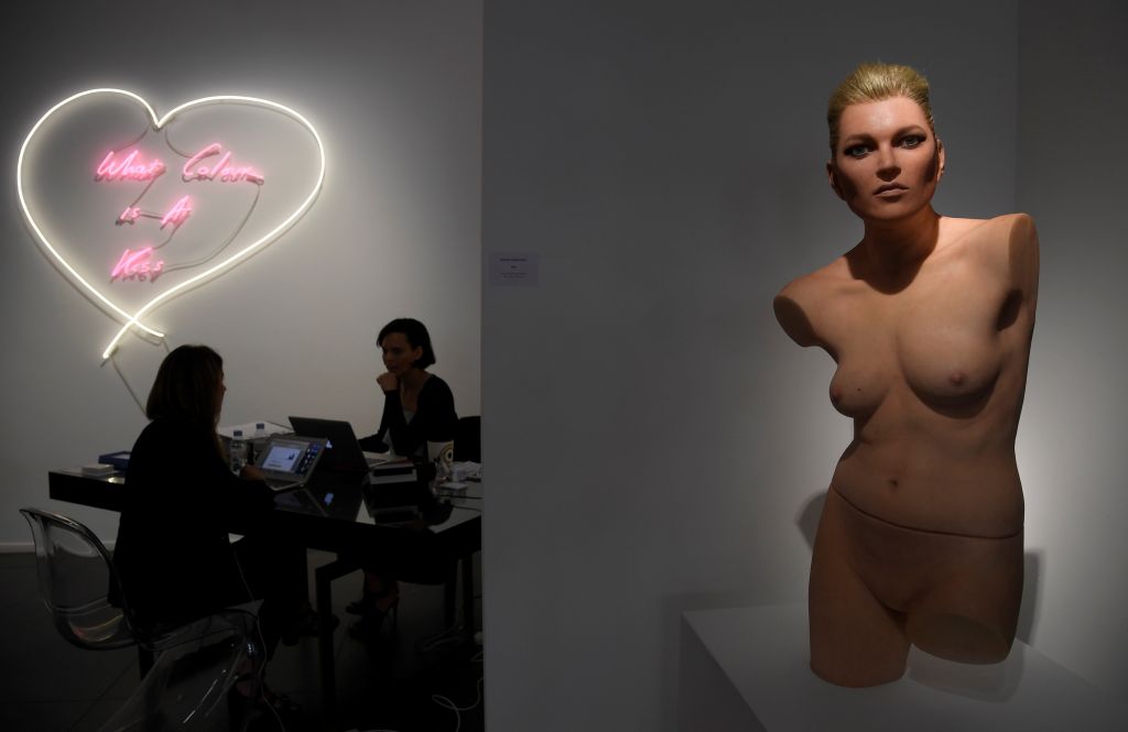 L’opera su Kate Moss di Edgar Askelovic all’Opera Gallery di Londra fa indignare le femministe