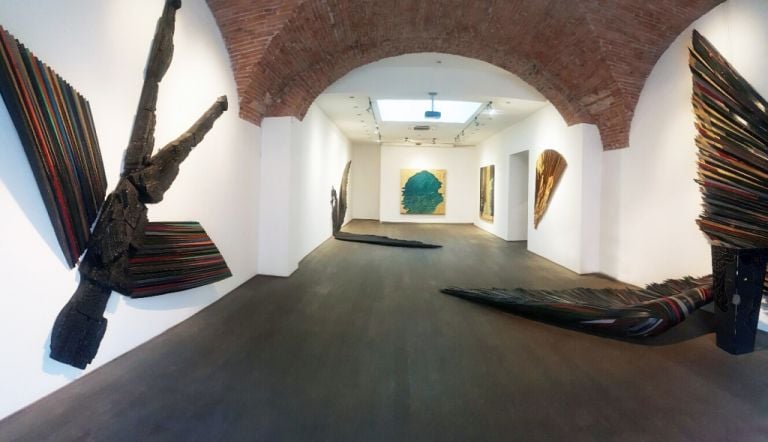 Mario Ceroli. Annunciazione del III Millennio, installation view at Flora Bigai Arte Contemporanea, Pietrasanta 2017