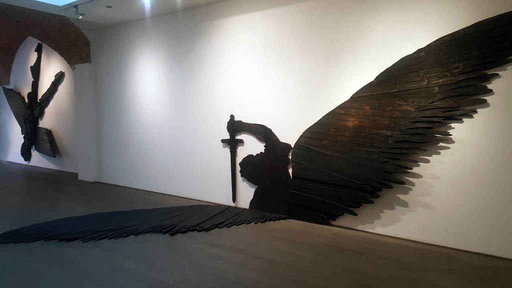 Mario Ceroli. Annunciazione del III Millennio, installation view at Flora Bigai Arte Contemporanea, Pietrasanta 2017