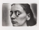 Marta María Pérez Bravo, Recuerdo de nuestro bebé [Erinnerungen an unser Baby] (1987/88), Aus einer Serie von 6 Fotografien, 41,5 x 51,6 cm, Ludwig Forum für Internationale Kunst, Sammlung Ludwig. © Marta María Perez Bravo. Foto: Carl Brunn