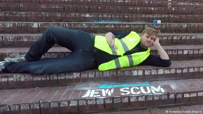 Troppe frasi xenofobe su Twitter. L’artista Shahak Shapira protesta e realizza un’installazione