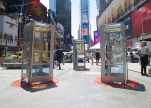Le cabine telefoniche di New York raccontano le storie degli immigrati. L’opera di Aman Mojadidi