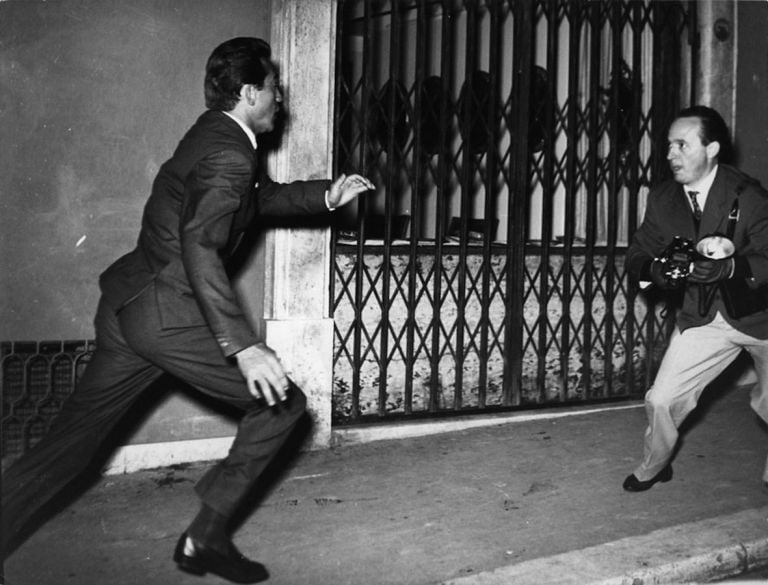 “Arrivano i Paparazzi”, in mostra a Torino gli scandalosi scatti dalla Dolce Vita a oggi