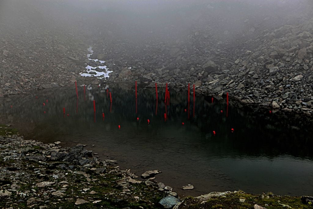 L’installazione di Timossi sul lago del Col d’Olen in Valle d’Aosta. Le immagini