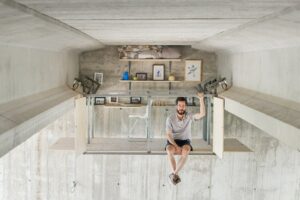 Uno studio d’artista sotto ai ponti. L’installazione di Fernando Abellanas a Valencia