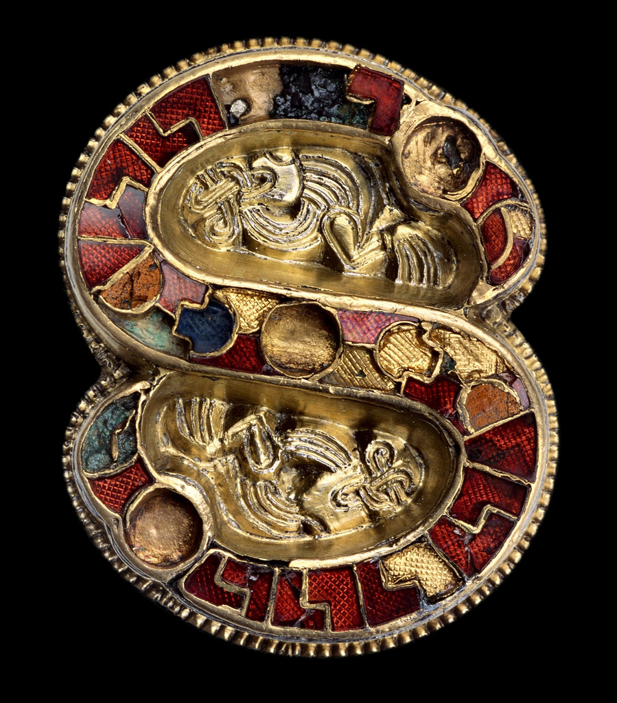 Fibula a S in argento dorato e pietre dure. Cividale del Friuli, Museo Archeologico Nazionale