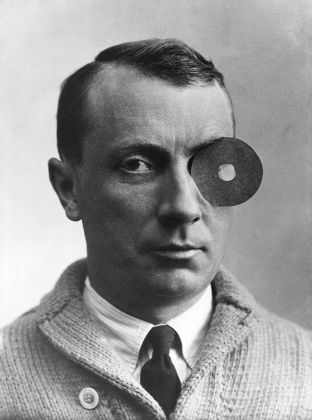 Jean Arp with Navel Monocle, 1926. Arp Stiftung, Berlino