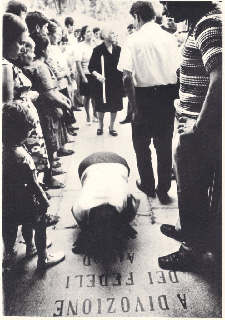 Lello Mazzacane, Devota che striscia con la lingua, Santuario San Donato, Montesano del Salento, 1971
