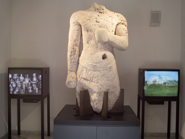 Marianna Christofides, Here let me stand, 2013 (sx). Olymp’s Sheds. Intermezzo 1 (Mythology Park), 2017 (dx). Veduta dell'installazione video al Museo Salinas di Palermo. Courtesy l’artista. Photo Costanza Arena e Roberto Salvaggio