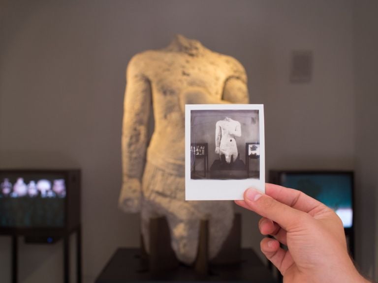 Marianna Christofides, Here let me stand, 2013 (sx). Olymp’s Sheds. Intermezzo 1 (Mythology Park), 2017 (dx). Veduta dell'installazione video al Museo Salinas di Palermo. Courtesy l’artista. Photo Costanza Arena e Roberto Salvaggio