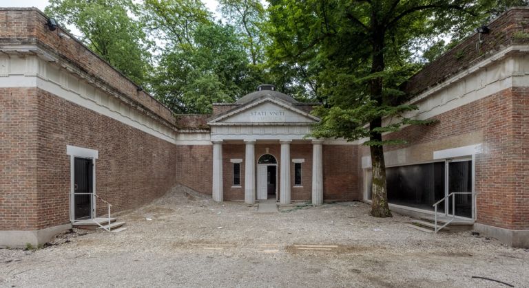 Mark Bradford, Barren, 2017, Venezia, U.S. Pavilion. Photo Joshua White, Courtesy the artist and Hauser & Wirth